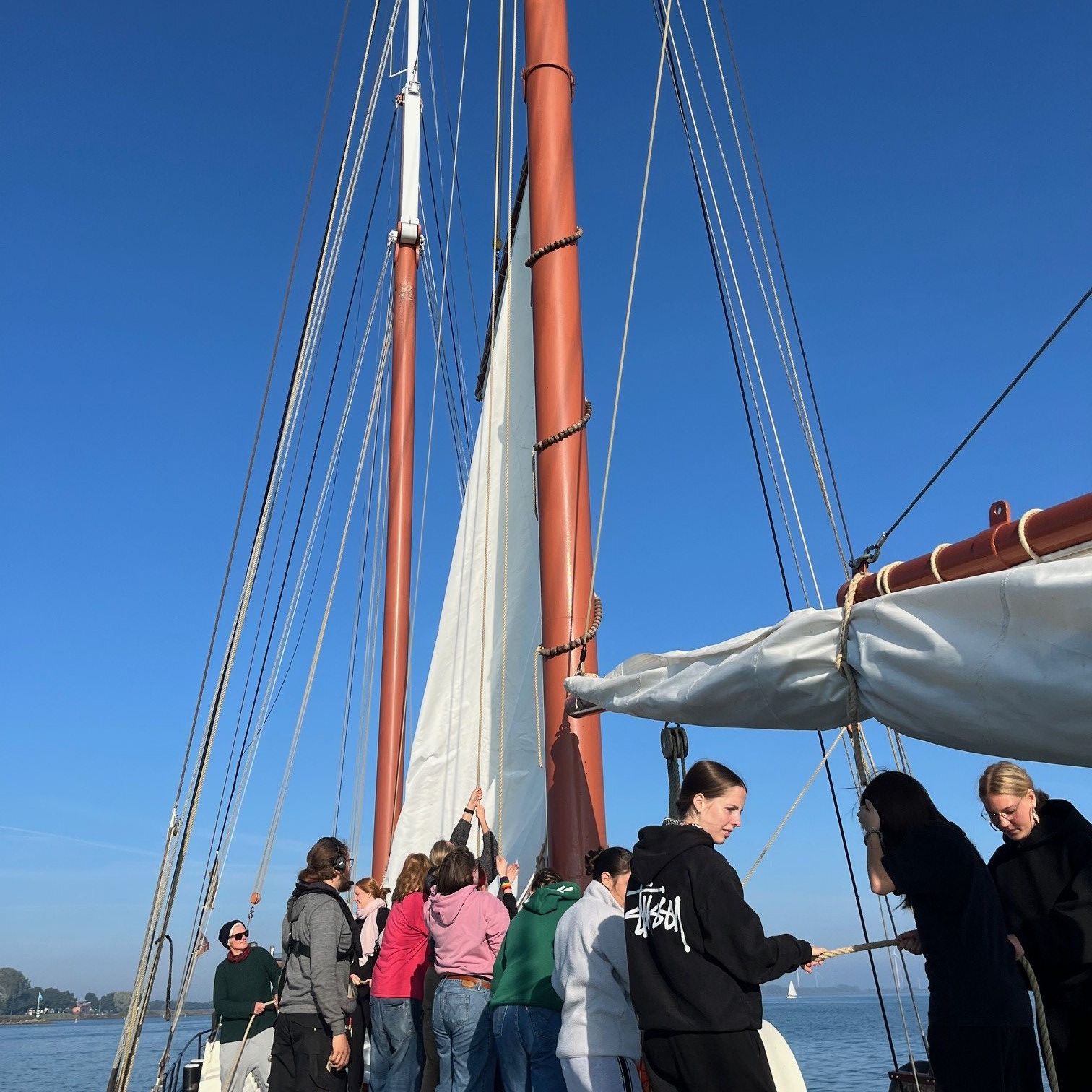 Ein Segelboot mit jugen Menschen